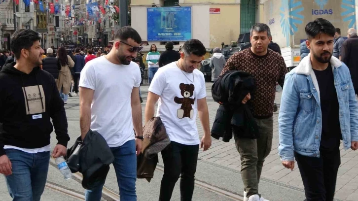 Taksim Meydanı ve İstiklal Caddesi’nde hafta sonu yoğunluğu
