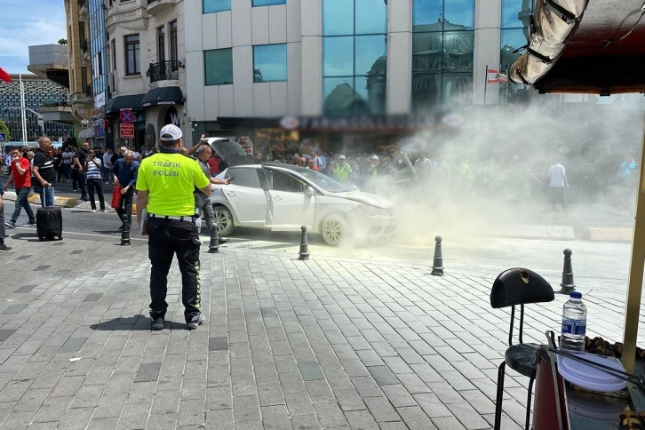 Taksim Meydanı'nda seyir halindeki araç bir anda alev aldı