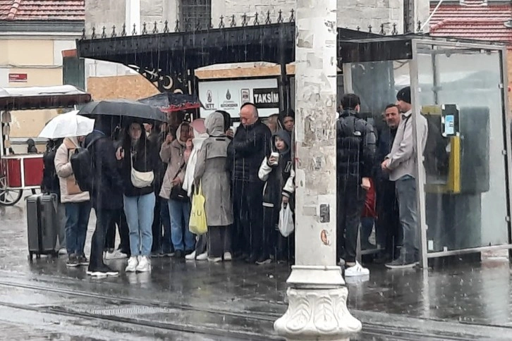 Taksim'de aniden başlayan yağmura vatandaşlar hazırlıksız yakalandı