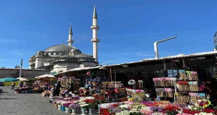 Taksim’de çiçekçilerde "Anneler Günü" heyecanı