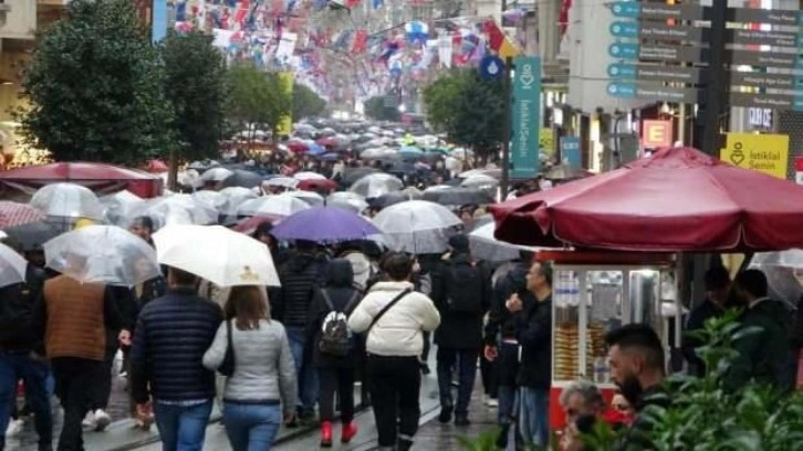 Taksim’de yağmur ve rüzgar vatandaşlara zor anlar yaşattı