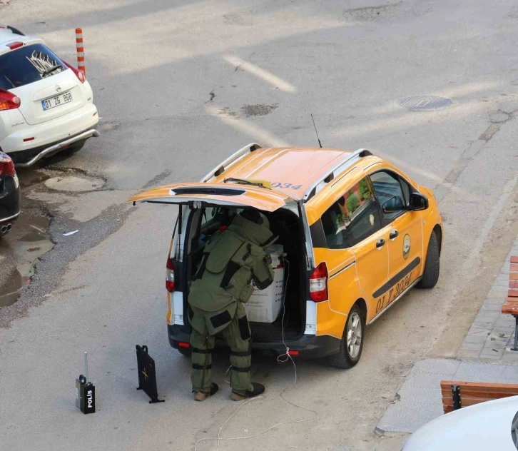 Taksiye binip karton kutusunu almadan kaçan şüpheli, polisi alarma geçirdi
