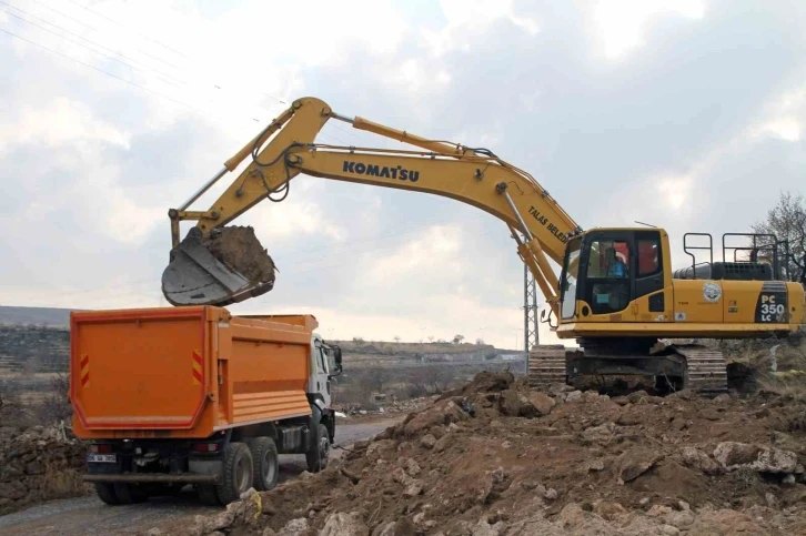 Talas Tablakaya Mahallesi’nde hummalı yol çalışması
