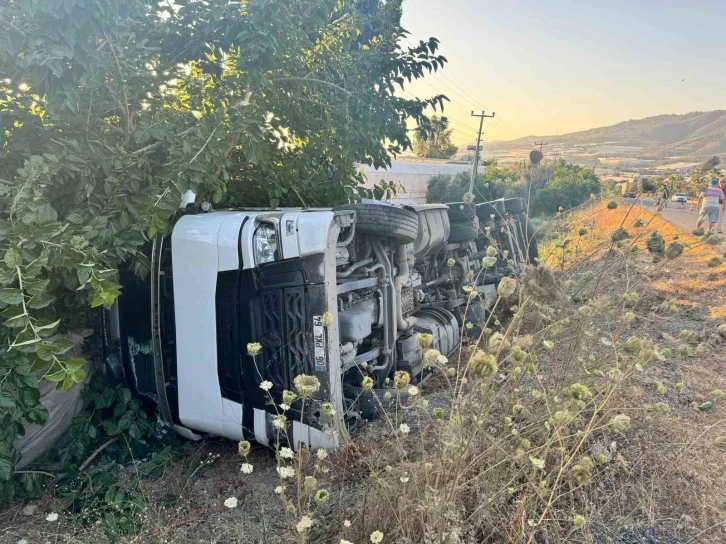 Talaş yüklü tır şarampole devrildi: 2 yaralı
