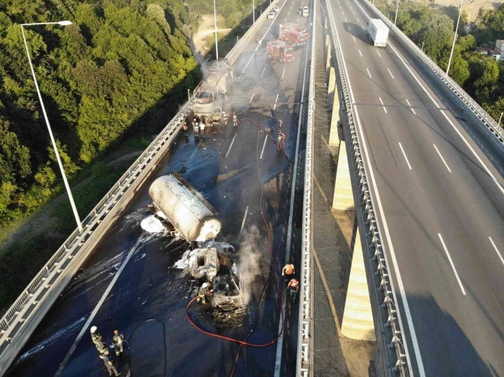 Tanker tırla çarpıştı, TEM Otoyolu trafiğe kapandı
