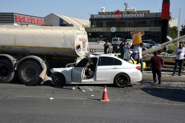 Tankerin altına giren otomobilin sürücüsü ağır yaralandı