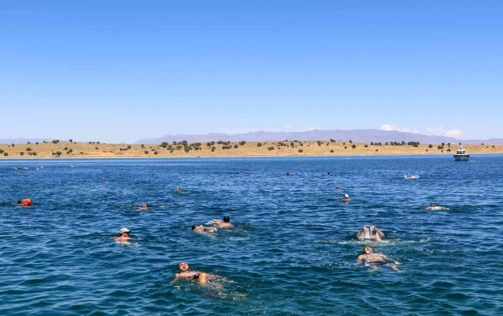 Tarihi Adır Adası’na yüzme etkinliği
