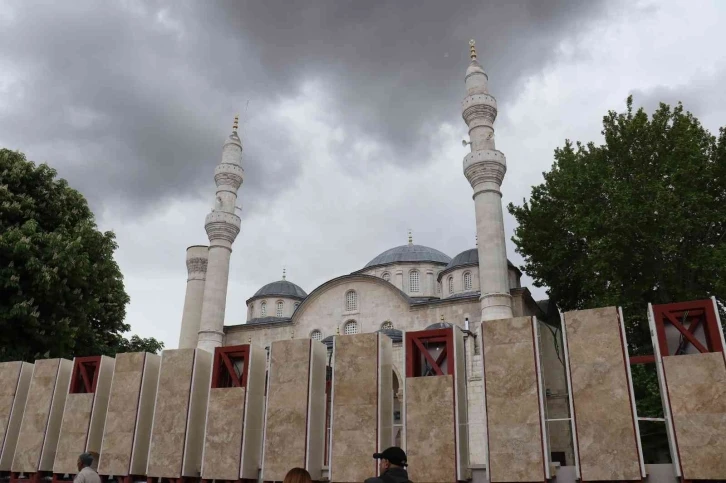 Tarihi cami avlusunda yapılan beton bloklar tartışma konusu oldu
