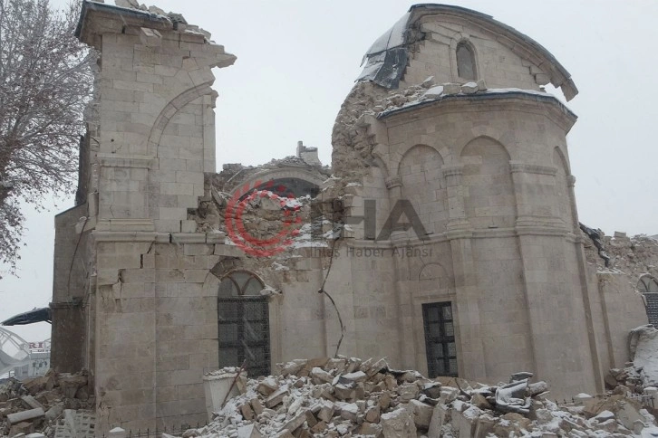 Tarihi cami depremde yıkıldı