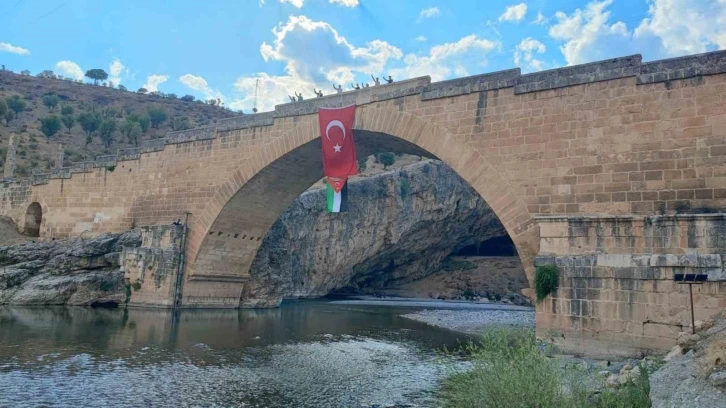 Tarihi Cendere Köprüsü’ne Filistin bayrağı asıldı
