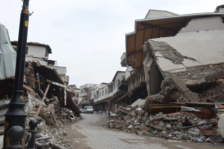 Tarihi Demirciler Çarşısı da depremde ağır hasar aldı