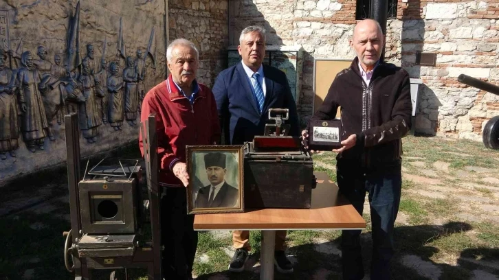 Tarihi fotoğraf makinesi Uşak Kent Müzesi’ne hediye edildi
