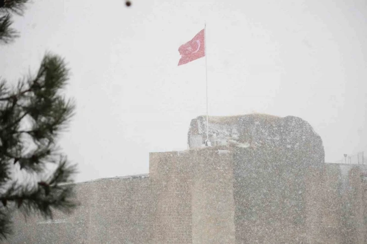 Tarihi Harput Mahallesi’nde kar etkisi artırdı, göz gözü görmedi
