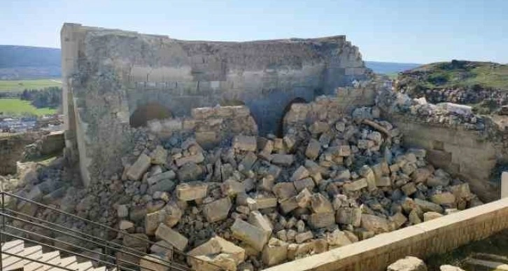 Tarihi İç Kale Cami depremde ağır hasar gördü