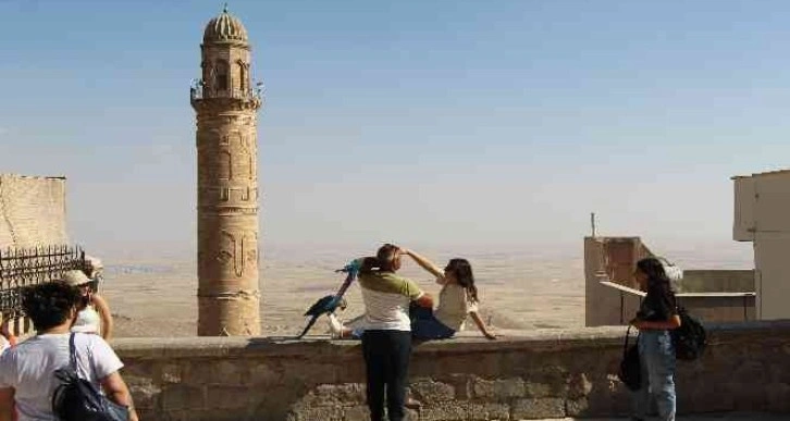 Tarihi kent Mardin, sıcak havaya rağmen turist ağırlamaya devam ediyor