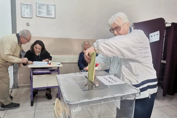 Tarihi seçimde İzmirliler sandık başına gitmeye başladı