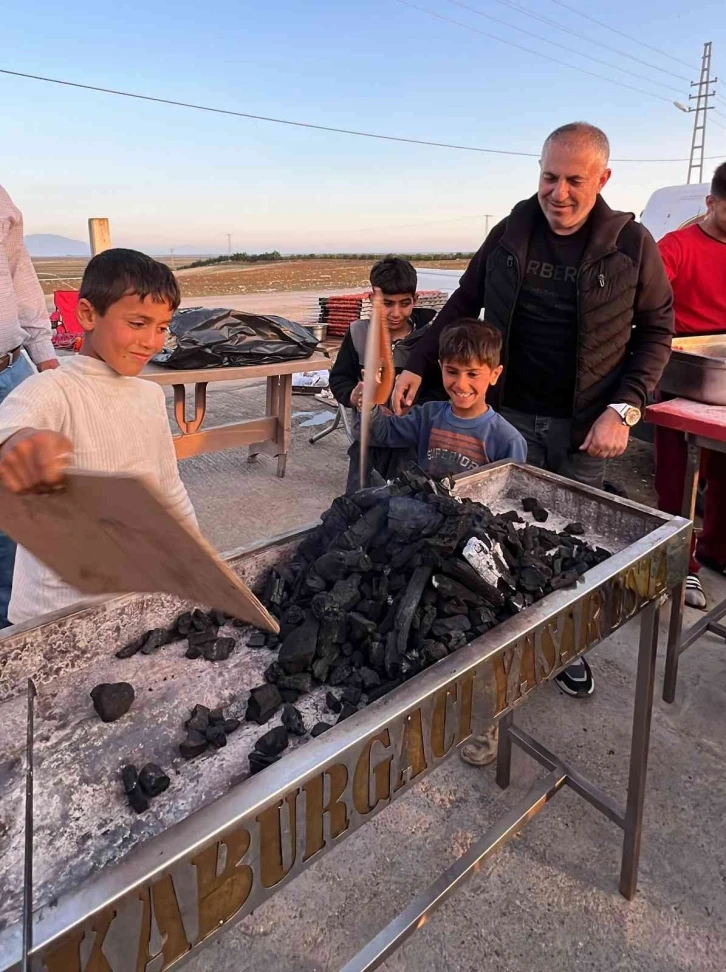 Tarım işçilerine iftarda Adana kebabı
