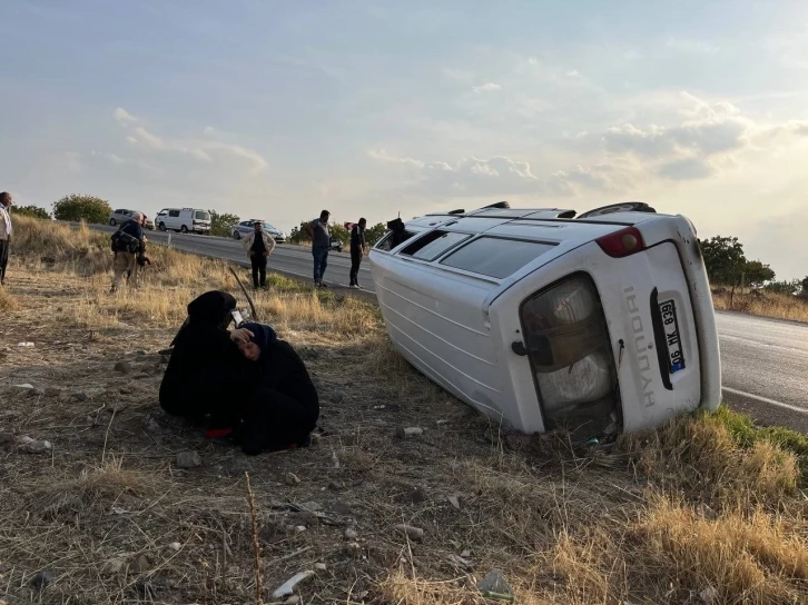 Tarım işçilerini taşıyan minibüs devrildi: 2 yaralı
