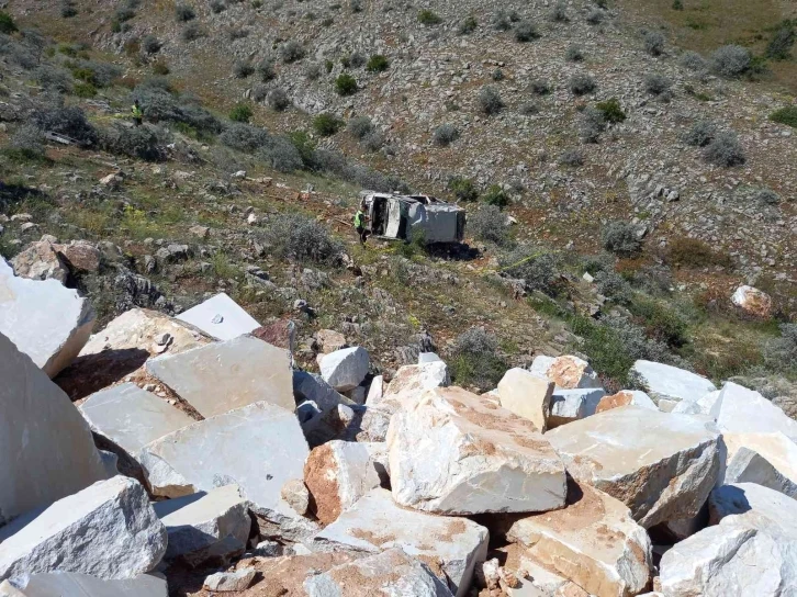 Tarım işçilerini taşıyan minibüs uçuruma yuvarlandı: 2 ölü, 17 yaralı
