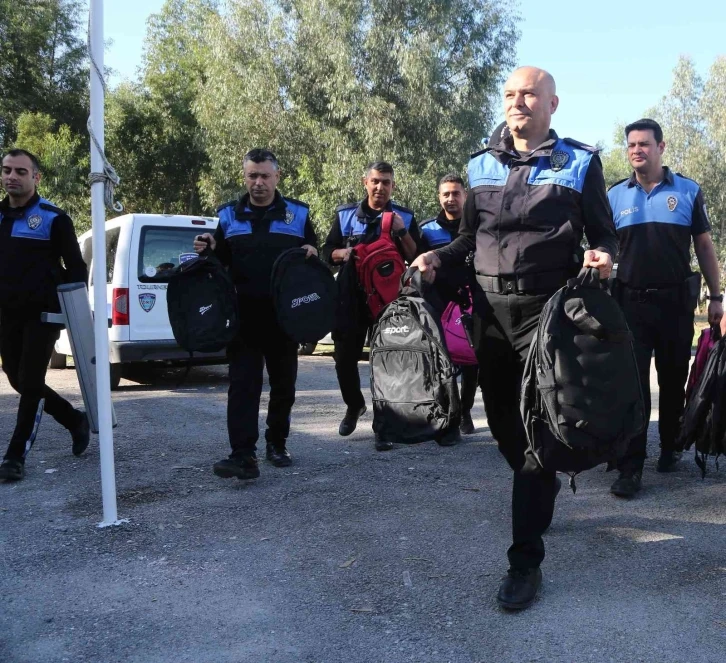 Tarım işçisi ailelerin çocuklarının yüzünü polis güldürdü
