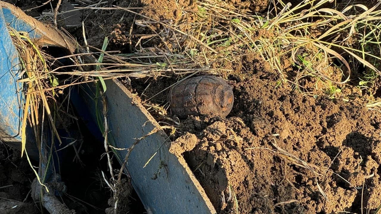 Tarla süren çiftçi, Kurtuluş Savaşı döneminden kalma patlamamış el bombası buldu