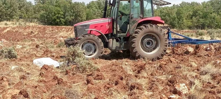 Tarla sürmeye giden çiftçi ölü bulundu
