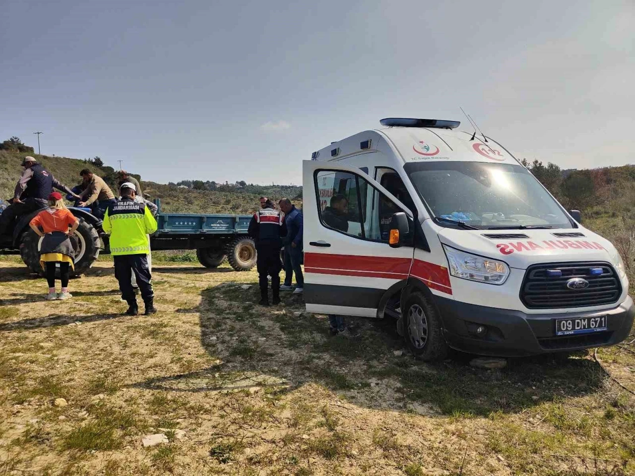 Tarlada devrilen traktörün üzerinden savrulan çiftçi yaralandı
