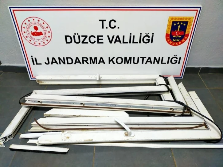 Tarladan plastik doğrama çalan şahıslar yakalandı
