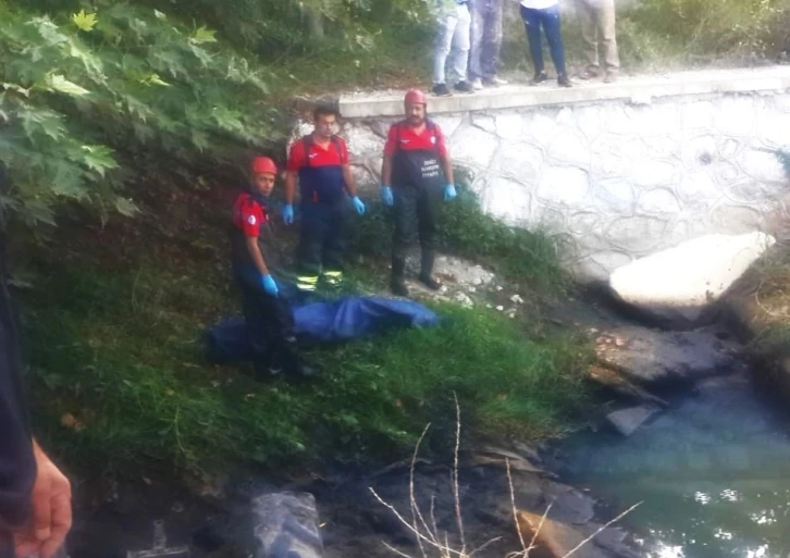 Tarlasını sulamak isteyen eski muhtar, kanala devrilen traktörün altında can verdi
