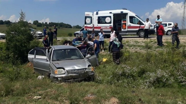 Tarlaya uçan otomobildeki 3 kişi yaralandı
