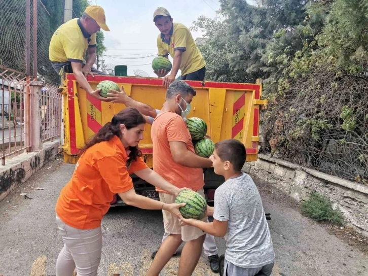 Tarsus Belediyesi, halka 6 ton karpuz dağıttı
