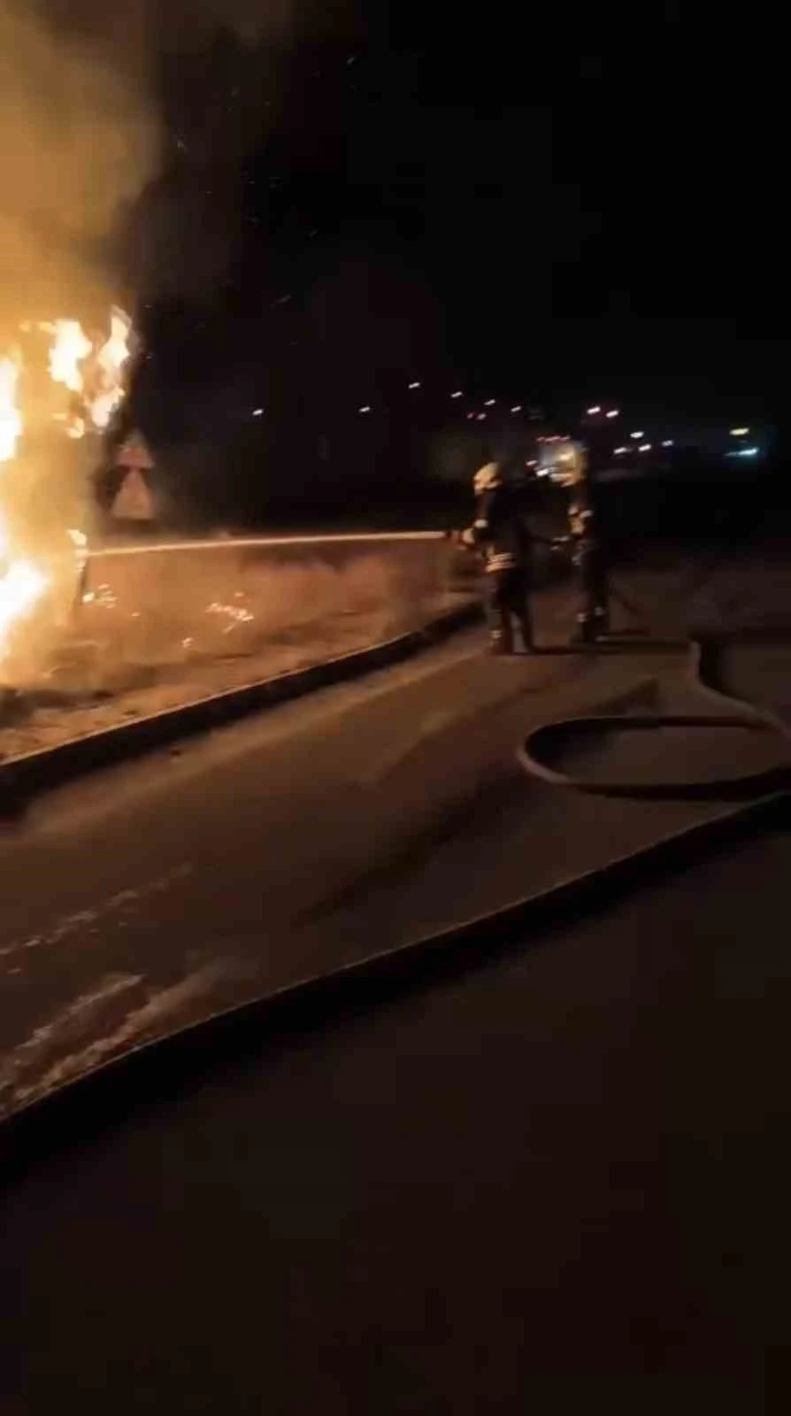 Tarsus’ta aydınlatma direğine çarpan otomobil alev alev yandı
