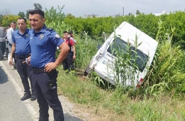 Tarsus'ta işçi servisleri çarpıştı: 2 yaralı