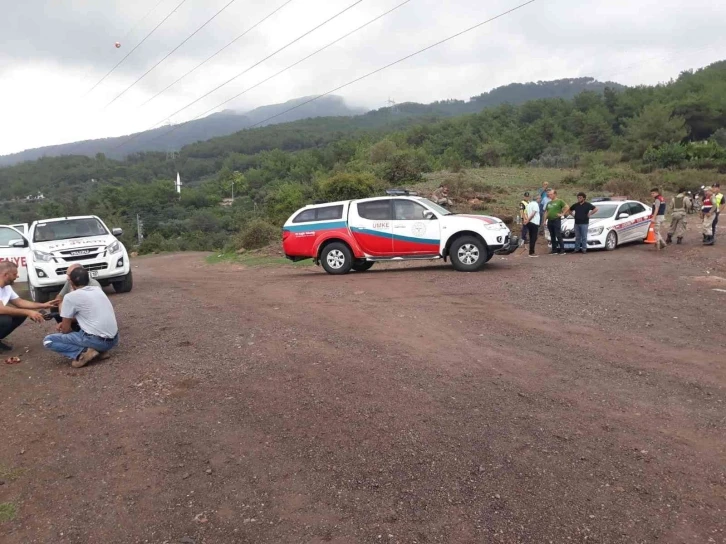 Taş ocağı çalışanlarını taşıyan pikap dereye uçtu: 3 ölü
