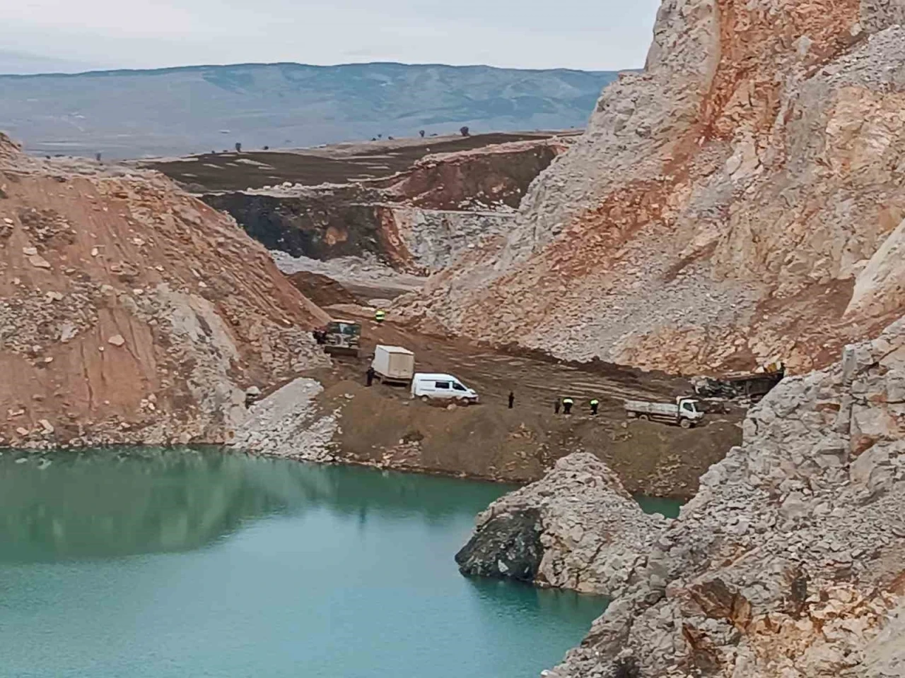 Taş ocağında devrilen iş makinesinin altında kalan işçi hayatını kaybetti
