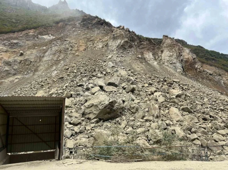 Taş ocağındaki heyelan böyle görüntülendi
