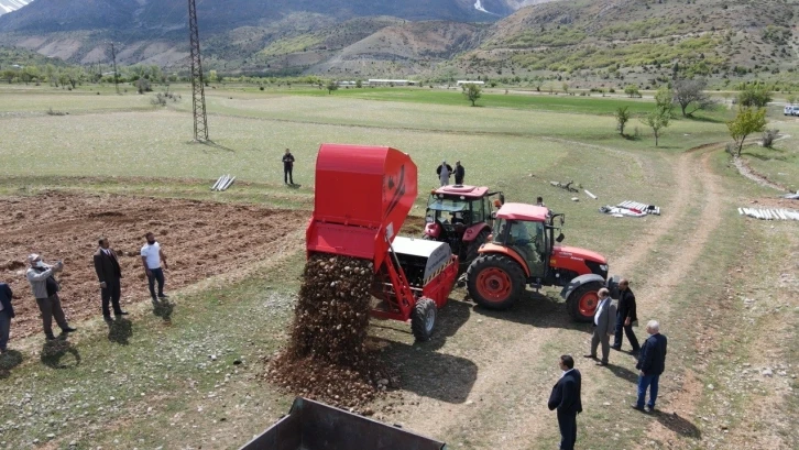 Taş toplama makinasıyla ekilemeyen topraklar can bulacak
