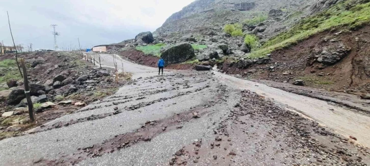 Taşkın ve dolu ziyaretgahta hasara neden oldu
