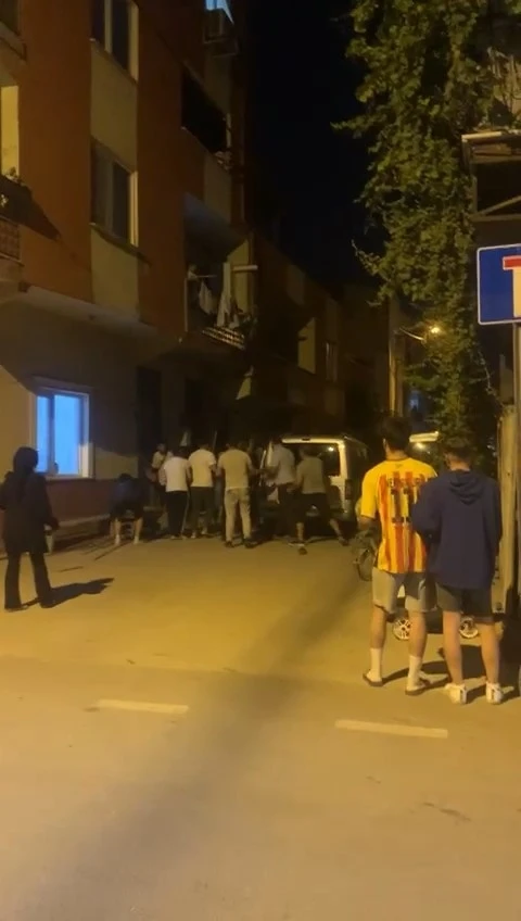 Taşlar sopalar konuştu, yumruklar havada uçuştu
