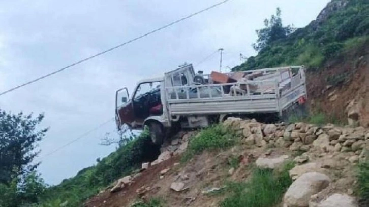 Taşlara çarparak uçurumda asılı kalan kamyonetin sürücüsü öldü