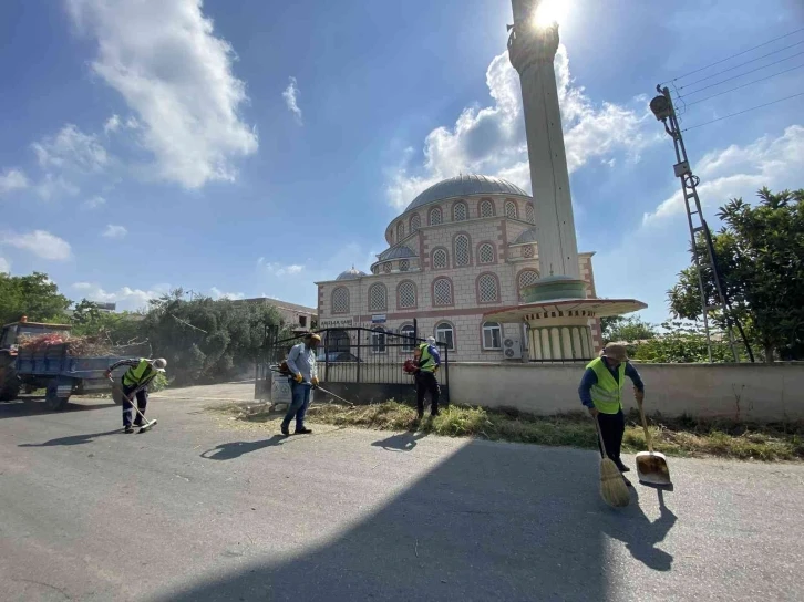 Tatil bölgesi Erdemli’de temizlik çalışmaları hız kesmiyor
