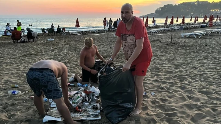 Tatil için geldiği plajda çöpleri gören gurbetçi isyan etti: &quot;Bunu yapan vatan hainidir&quot;
