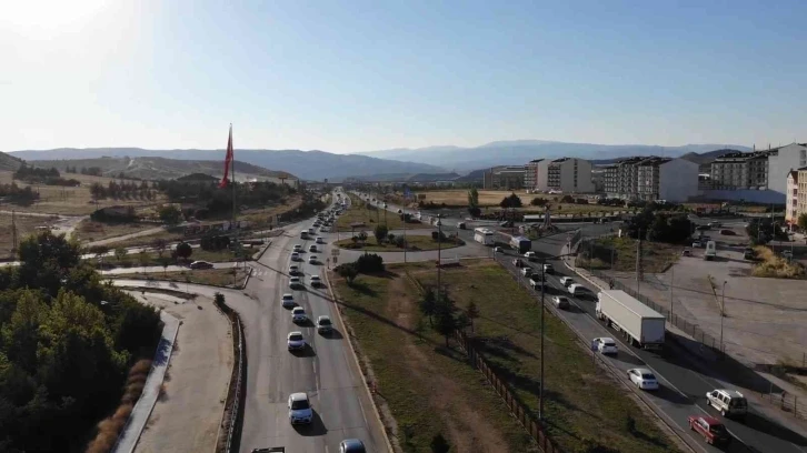 Tatil yolculuğu başladı: 43 ilin geçiş noktasında trafik yoğunluğu
