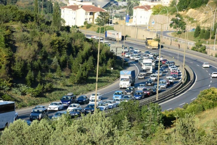 Tatilciler dönmeye başladı, İstanbul istikametinde trafik yoğunlaştı
