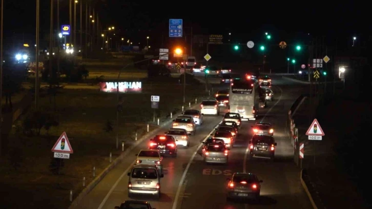 Tatilciler dönüşe geçti: 43 ilin geçiş güzergahında trafik yoğunluğu
