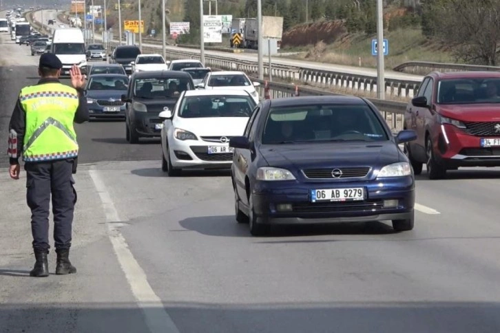 Tatilciler yollara akın etti, 43 ilin geçiş güzergahında trafik yoğunluğu