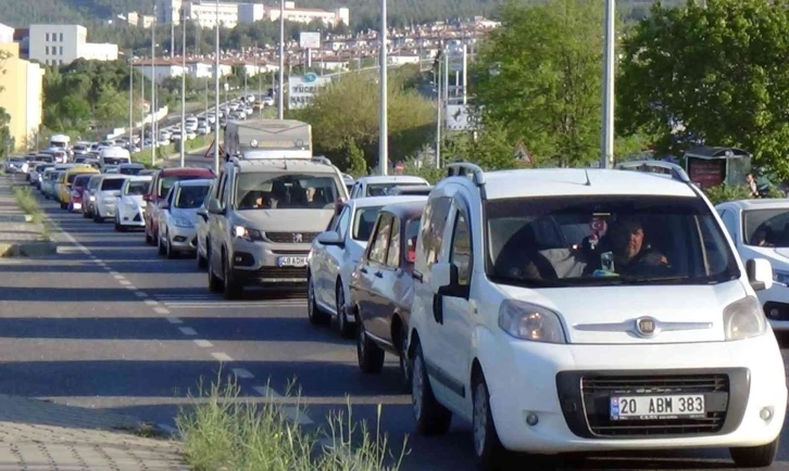 Tatilcilerin dönüş kuyruğu
