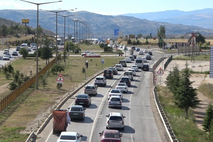 Tatilcilerin dönüş yolcuğu sürüyor: 43 ilin geçiş güzergahında trafik yoğunluğu arttı