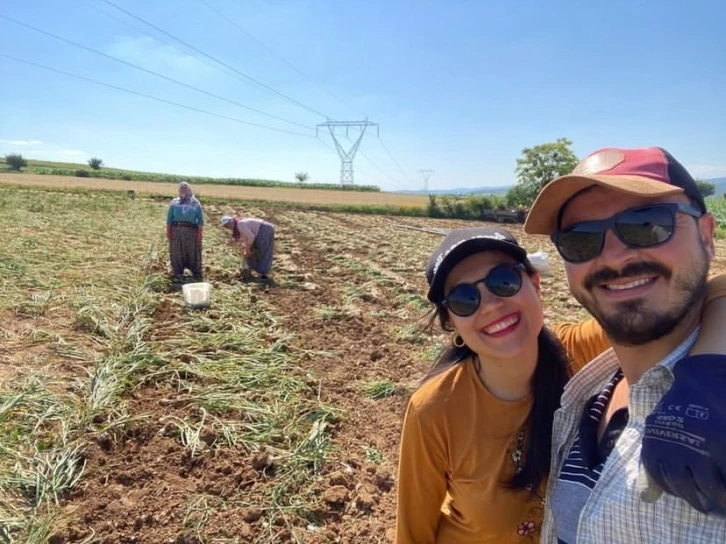 Tatile gelen öğretmen çift, kendilerini sarımsak tarlasında buldu
