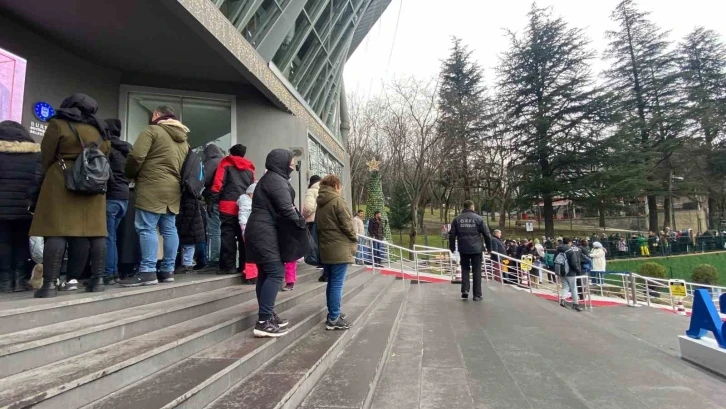 Tatili Uludağ’da geçirmek isteyen vatandaşlar, teleferikte metrelerce kuyruk oluşturdu
